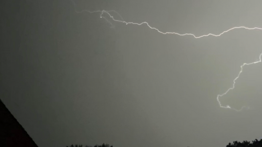 Uwaga! Groźne burze z gradem i wichurami nadciągają nad Zgorzelec – IMGW ostrzega!