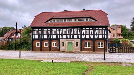 W Bogatyni powstaje nowy deptak. Będzie to gratka dla miłośników domów przysłupowych