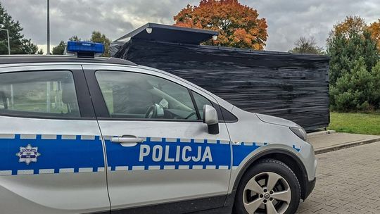 Włamanie do 77 skrytek w paczkomacie