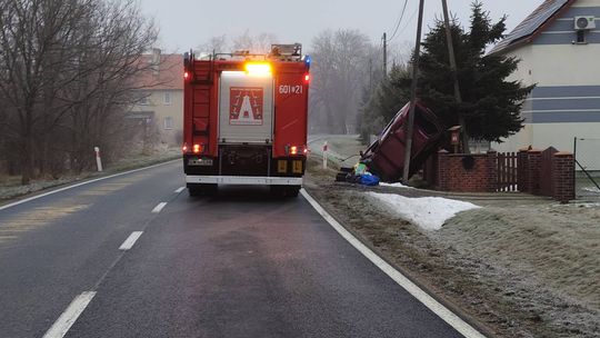 Wypadek na DW296 - samochód na słupie