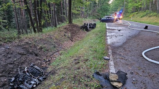 Z auta wyrwało silnik! Dwie osoby trafiły do szpitala - poważny wypadek między Ruszowem a Gozdnicą