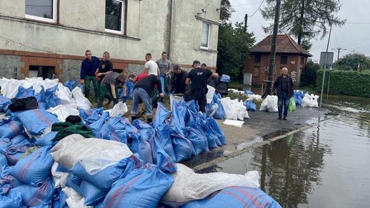 Zakład Karny w Zarębie i osadzeni pomagają w walce z powodzią