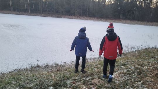 Zamarznięty zbiornik to nie plac zabaw