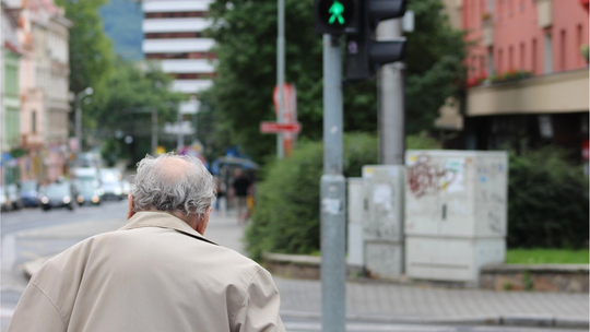 Żary: bezpłatne opaski z usługą teleopieki dla seniorów
