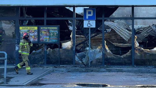 Zawidów. Dach sklepu zawalił się do środka. Trwa akcja dogaszania. Straty są ogromne [ZDJĘCIA]