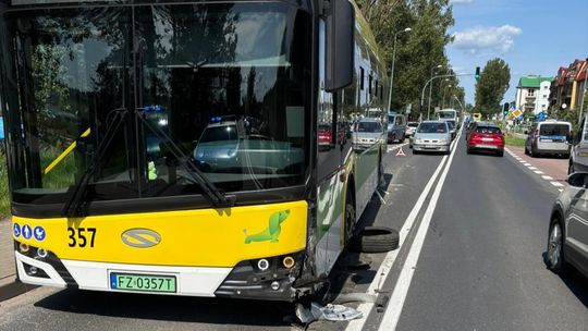 Zderzenie auta osobowego z autobusem w Zielonej Górze.