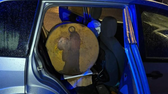 Zgorzelec: 32-latek z dziwną beczka na siedzeniach i zakazem prowadzenia pojazdów