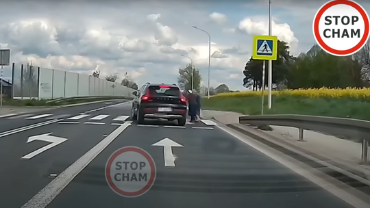 Zgorzelec: O krok od tragedii. Dwie kobiety niemal potrącone na pasach. Zobacz nagranie