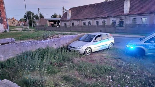 Pijany kierowca uciekał przed policją i uderzył w mur