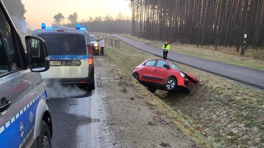 Zielona Góra: kobieta wpadła do przydrożnego rowu