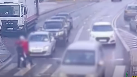 Zielona Góra: nagranie z miejskiego monitoringu ujawniło niebezpieczne zachowanie [WIDEO]