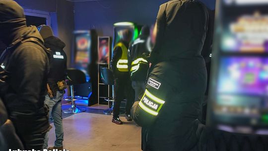 Zielona Góra: policjanci wspólnie z KAS zabezpieczyli 18 nielegalnych automatów