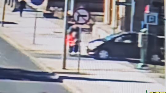 Zielona Góra: potrącenie kobiety na wózku nagrane przez monitoring [WIDEO]