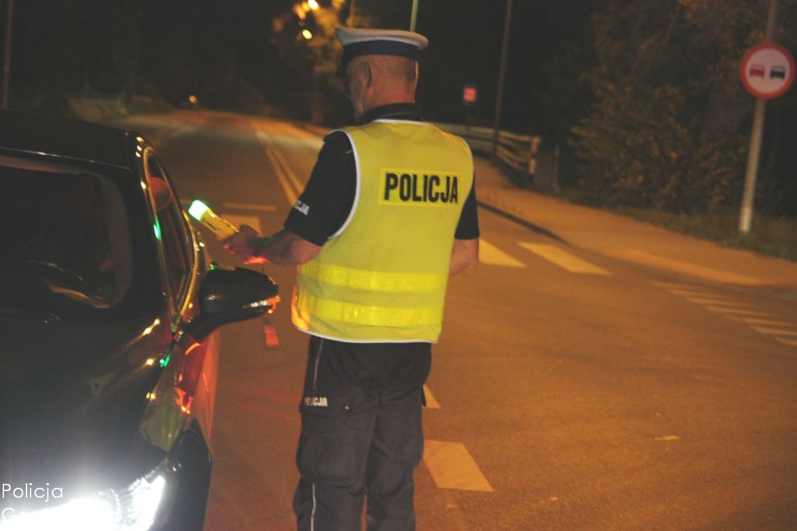 21-latek uciekał przed kontrolą i uderzył w radiowóz
