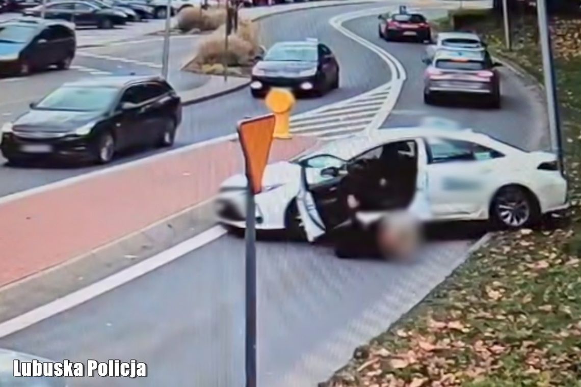 Zielona Góra: Auto samoczynnie ruszyło i przecięło ruchliwą drogę [WIDEO]