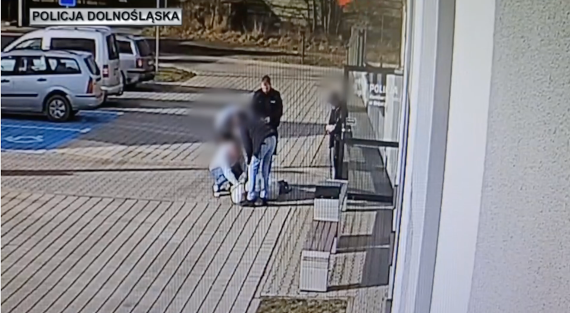 Bogatynia: 50-letnia kobieta straciła przytomność przed Komisariatem Policji [WIDEO]