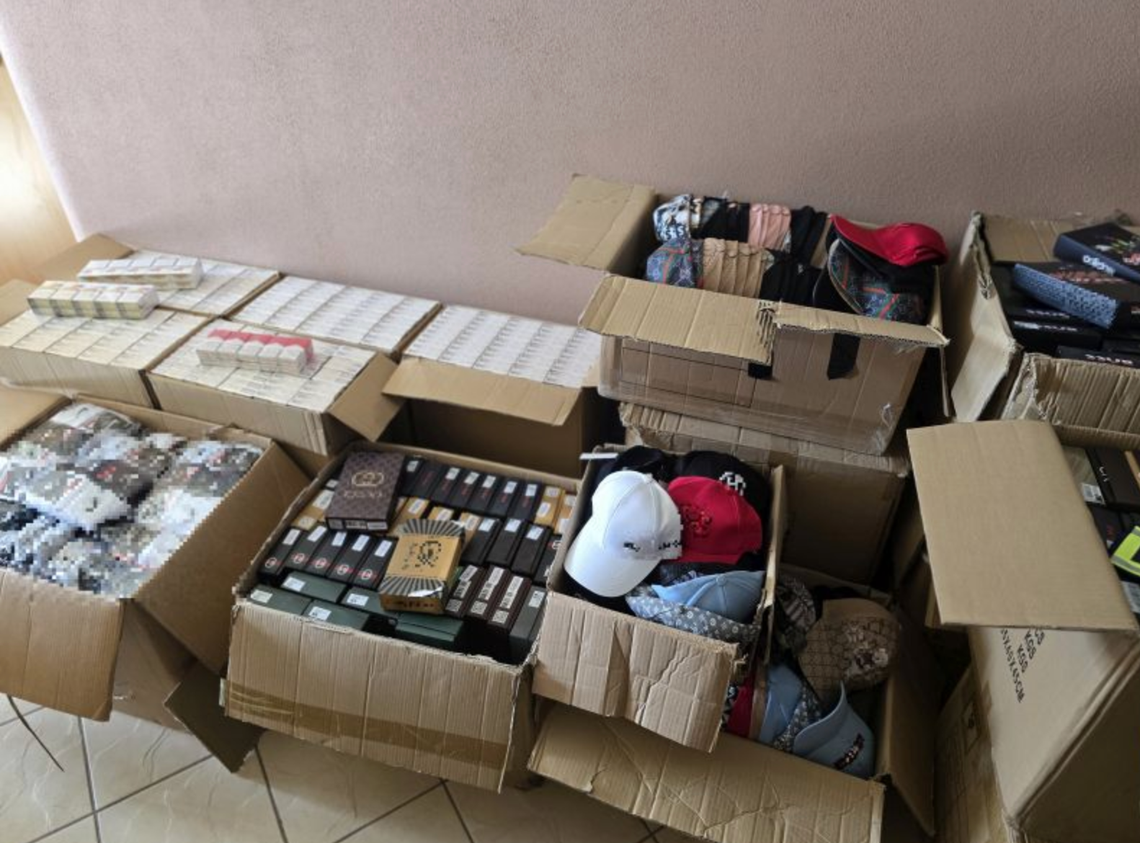 Bogatynia: "podróbki" i papierosy bez akcyzy - zatrzymano trzech młodych mężczyzn [WIDEO]