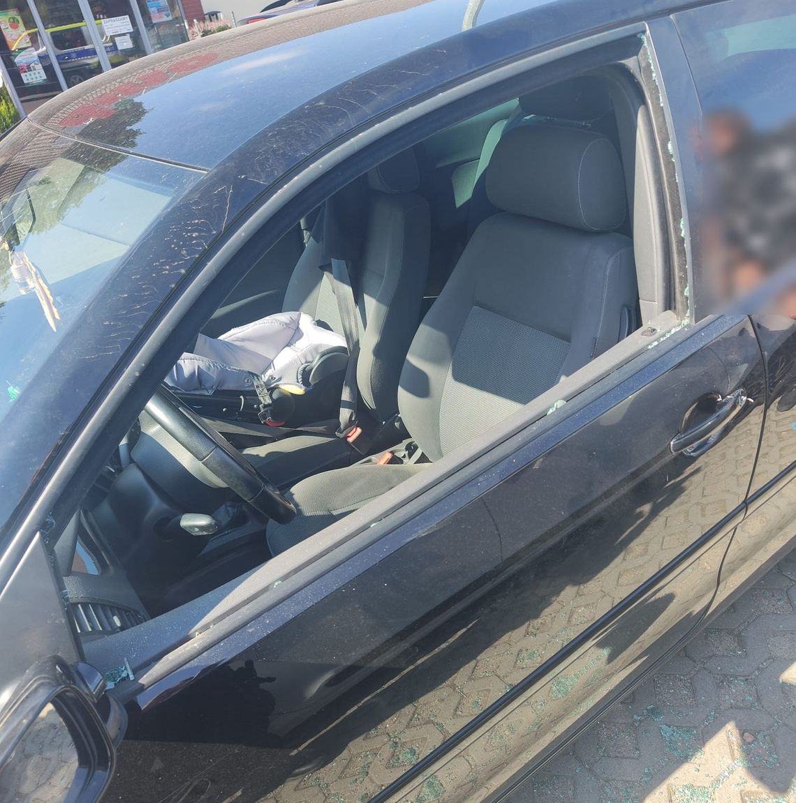 Bolesławiec: Policjanci wybili szybę, by uratować niemowlę z nagrzanego samochodu