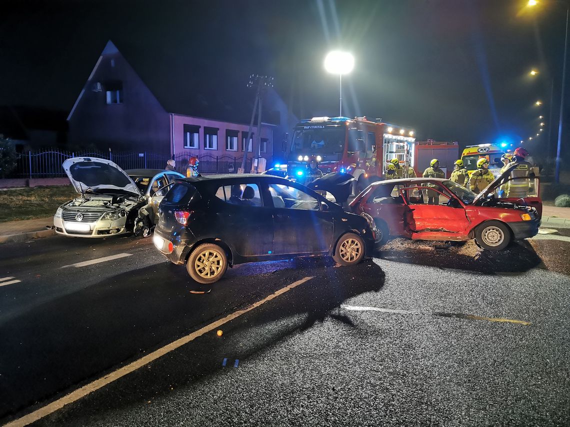 Cybinka: Cztery osoby poszkodowane w zderzeniu trzech samochodów