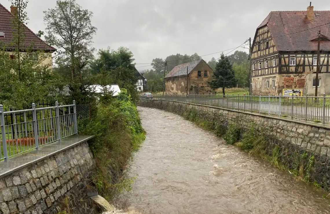 Deszcz, burze i wzrost stanów wody. Ostrzeżenie dla powiatu zgorzeleckiego