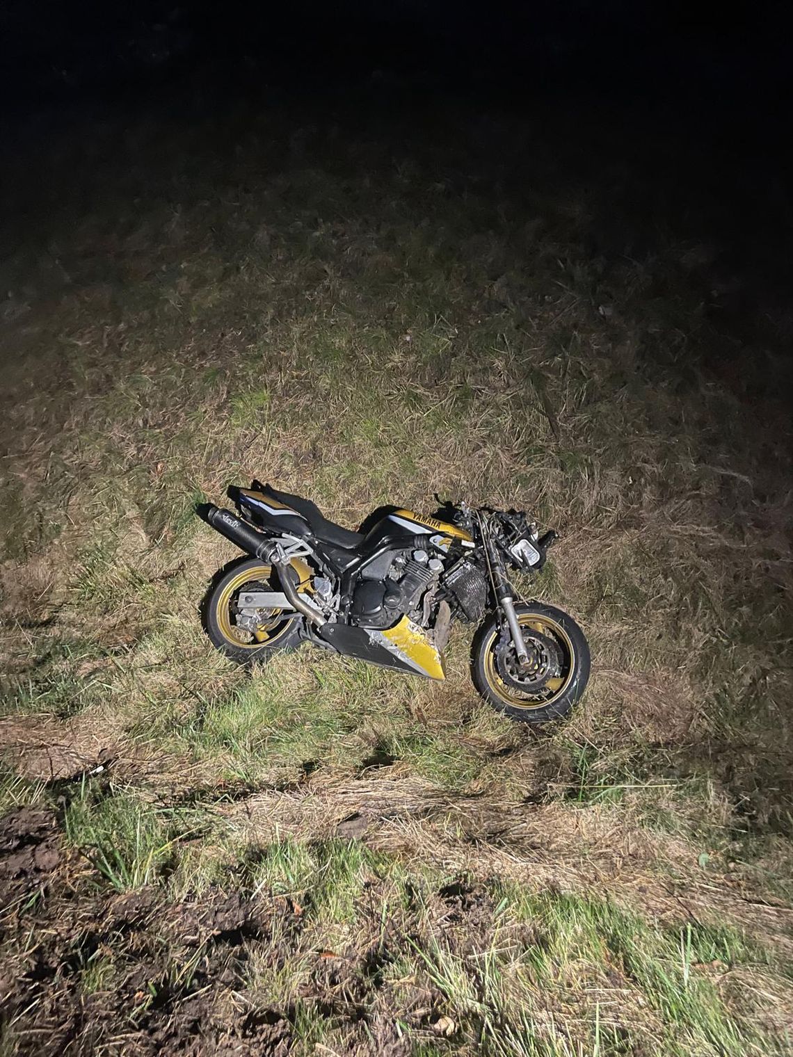 DK32: Motocyklista bez uprawnień wypadł z drogi po zderzeniu z Fiatem DK32: Motocyklista bez uprawnień wypadł z drogi po zderzeniu z Fiatem