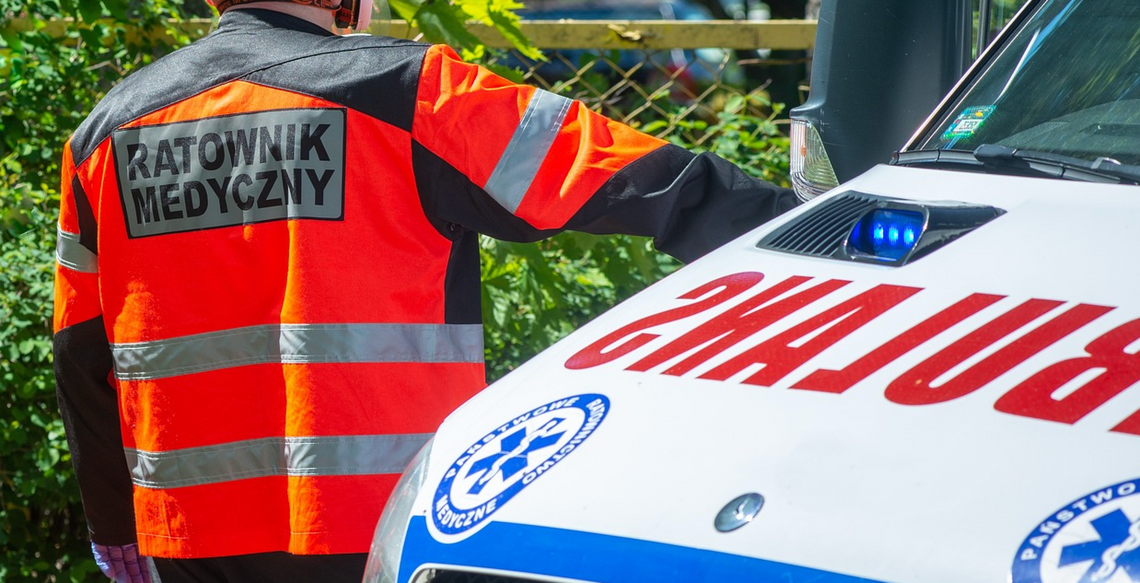 Dramat w Lubaniu! 70-latek z nożem zaatakował ratowników medycznych podczas transportu do szpitala!