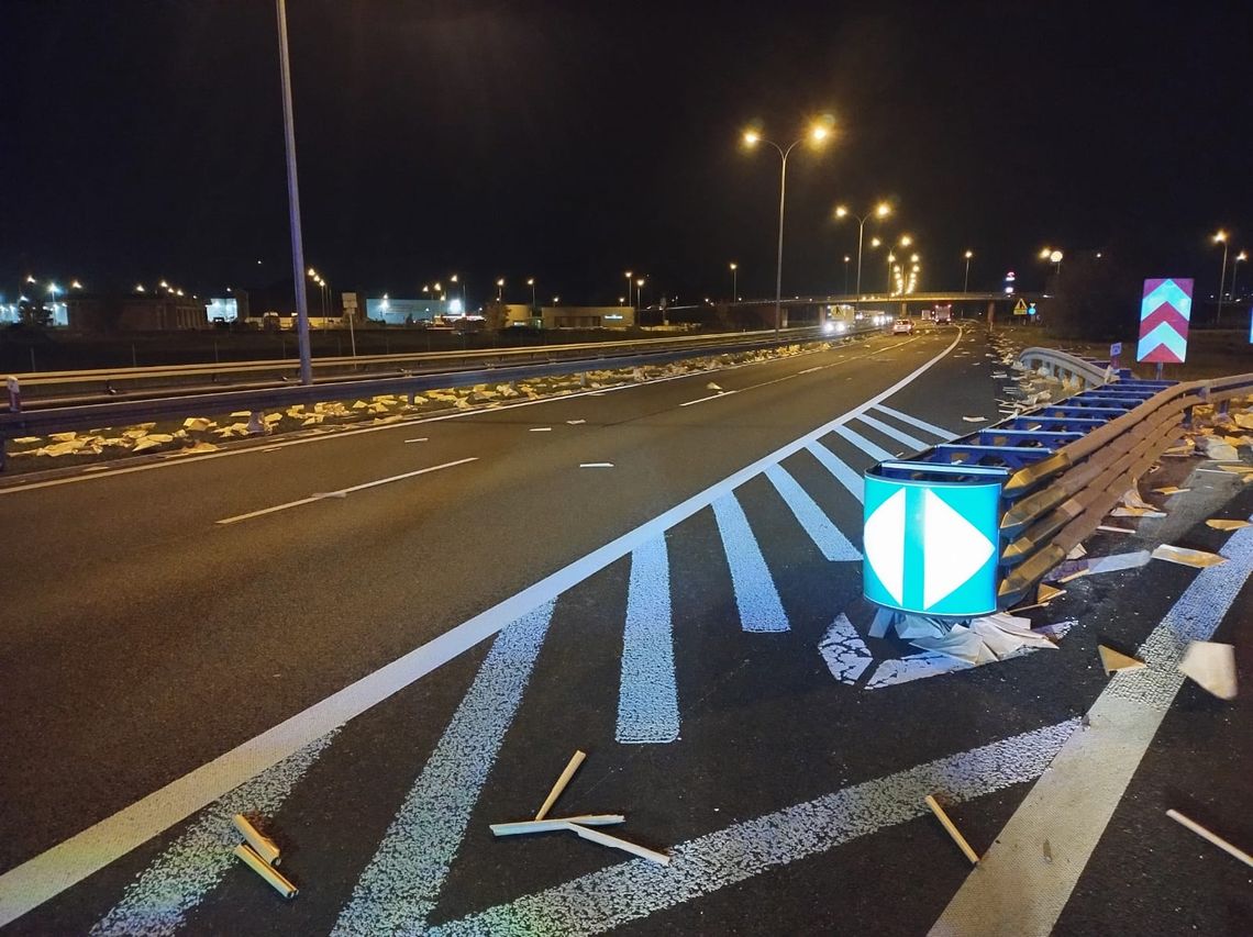 Kierowca ciężarówki spowodował zniszczenia na parkingu i zanieczyścił drogę ekspresową