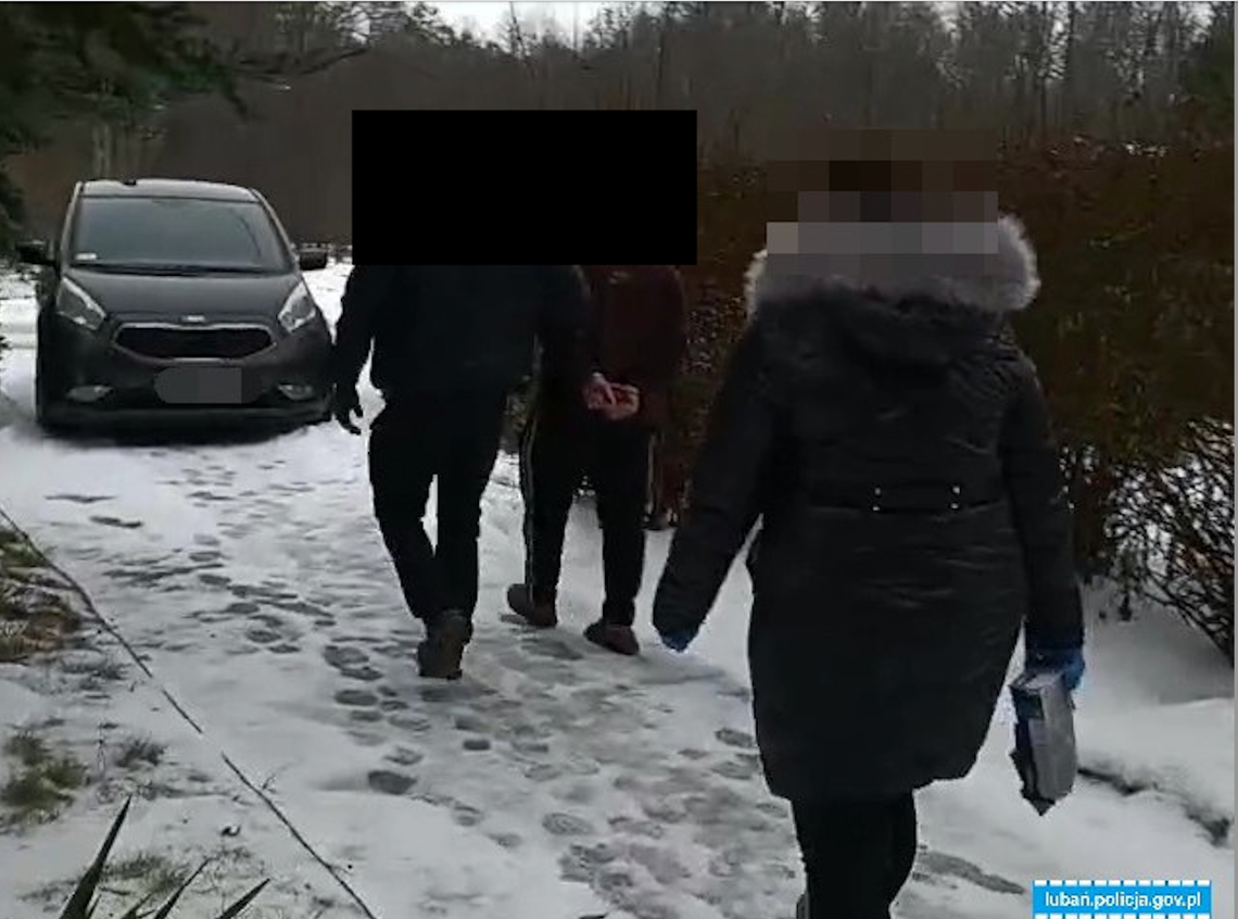 Lubań: wybił zęby mężczyźnie i posiadał alkohol bez akcyzy. 74-latek zatrzymany