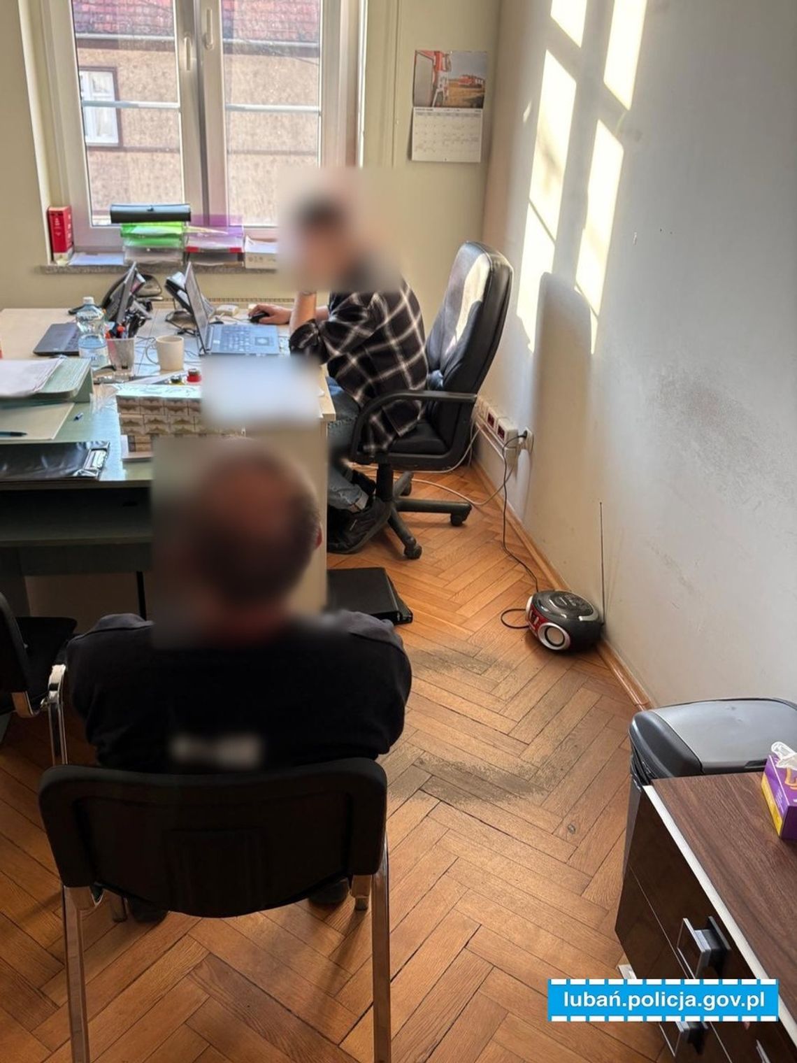 Lubań: Zatrzymany poszukiwany mężczyzna z kontrabandą tytoniową