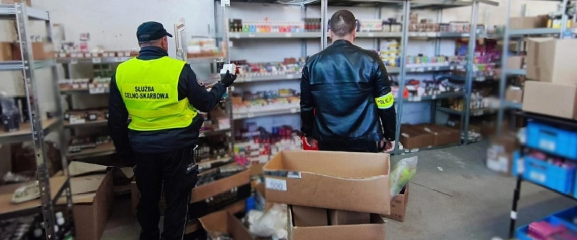 Lubańska policja, SCS i KAS przejęła ogromną ilość nielegalnych towarów w przesyłkach kurierskich Lubańska policja, SCS i KAS przejęła ogromną ilość nielegalnych towarów w przesyłkach kurierskich