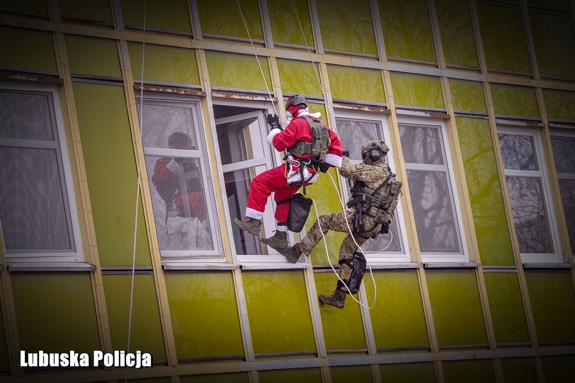 Lubuscy kontrterroryści z wizytą u najmłodszych pacjentów szpitala Lubuscy kontrterroryści z wizytą u najmłodszych pacjentów szpitala