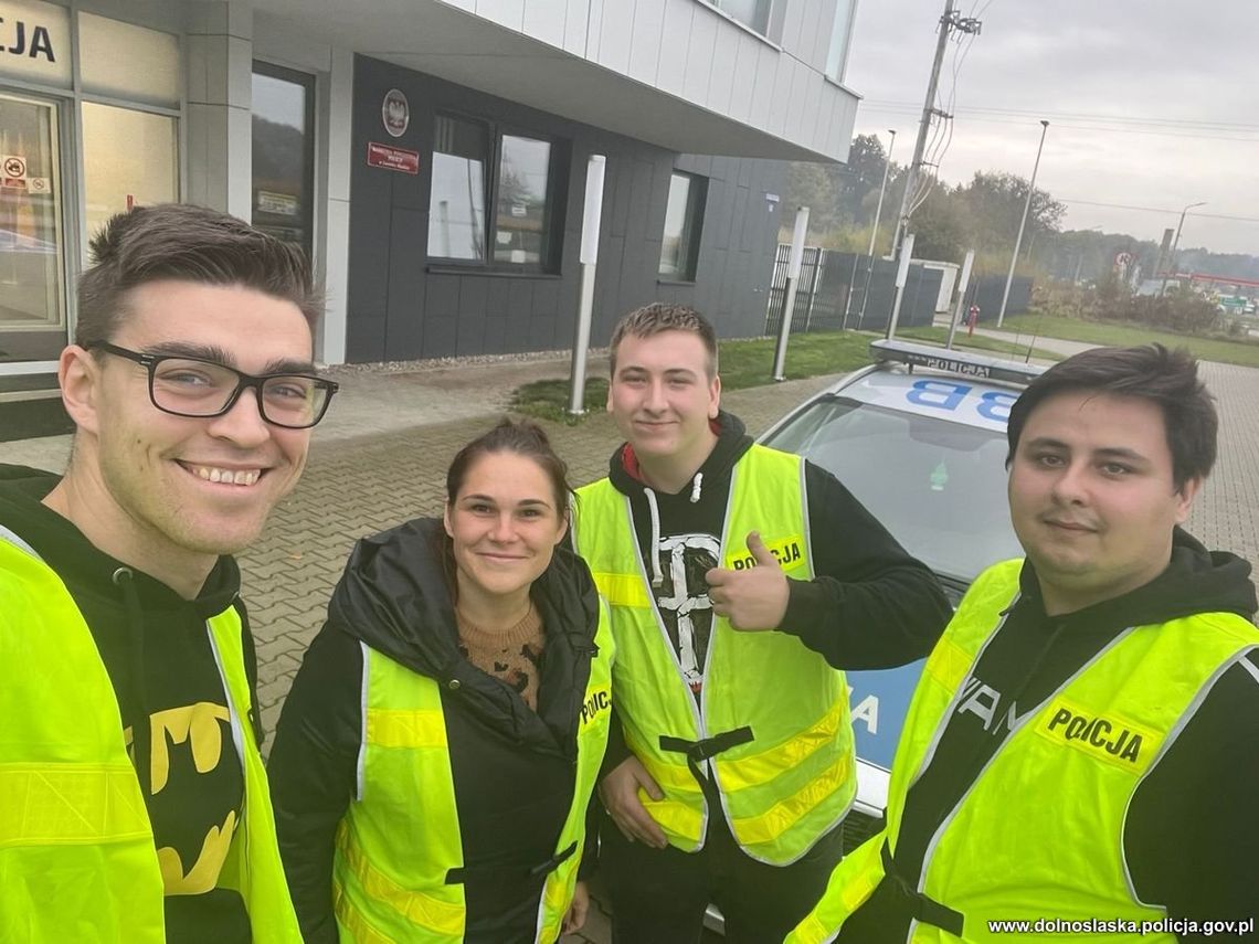 Lwóweccy policjanci ewakuowali rodzinę z płonącego samochodu!