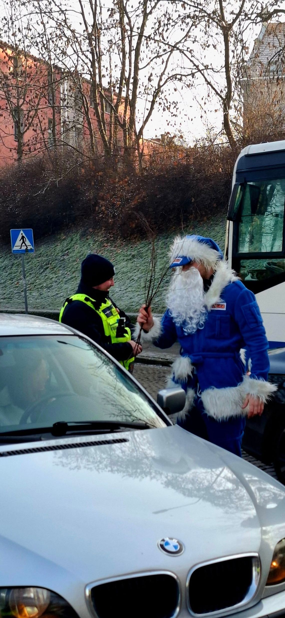 Niebieski Mikołaj na żarskich drogach. Policja nagradzała kierowców… ale wręczała też rózgi Niebieski Mikołaj na żarskich drogach. Policja nagradzała kierowców… ale wręczała też rózgi
