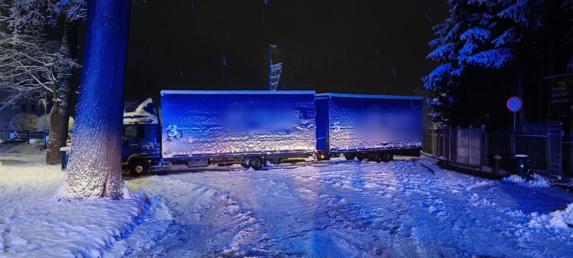 Pierwszy śnieg i pierwsze wyjazdy strażaków Pierwszy śnieg i pierwsze wyjazdy strażaków