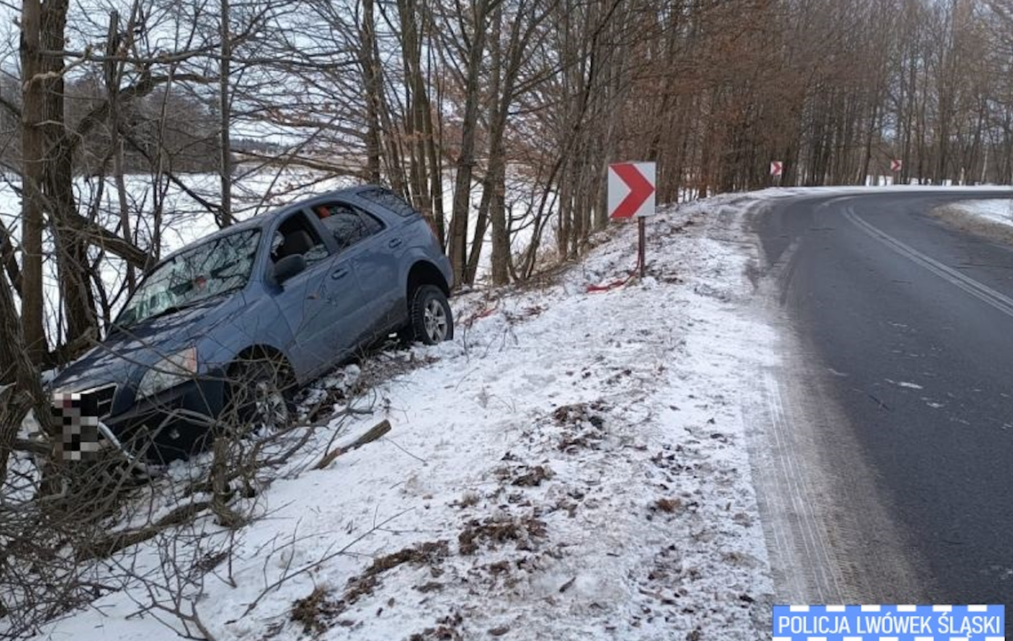 Pijana kobieta wjechała do rowu na drodze nr 297