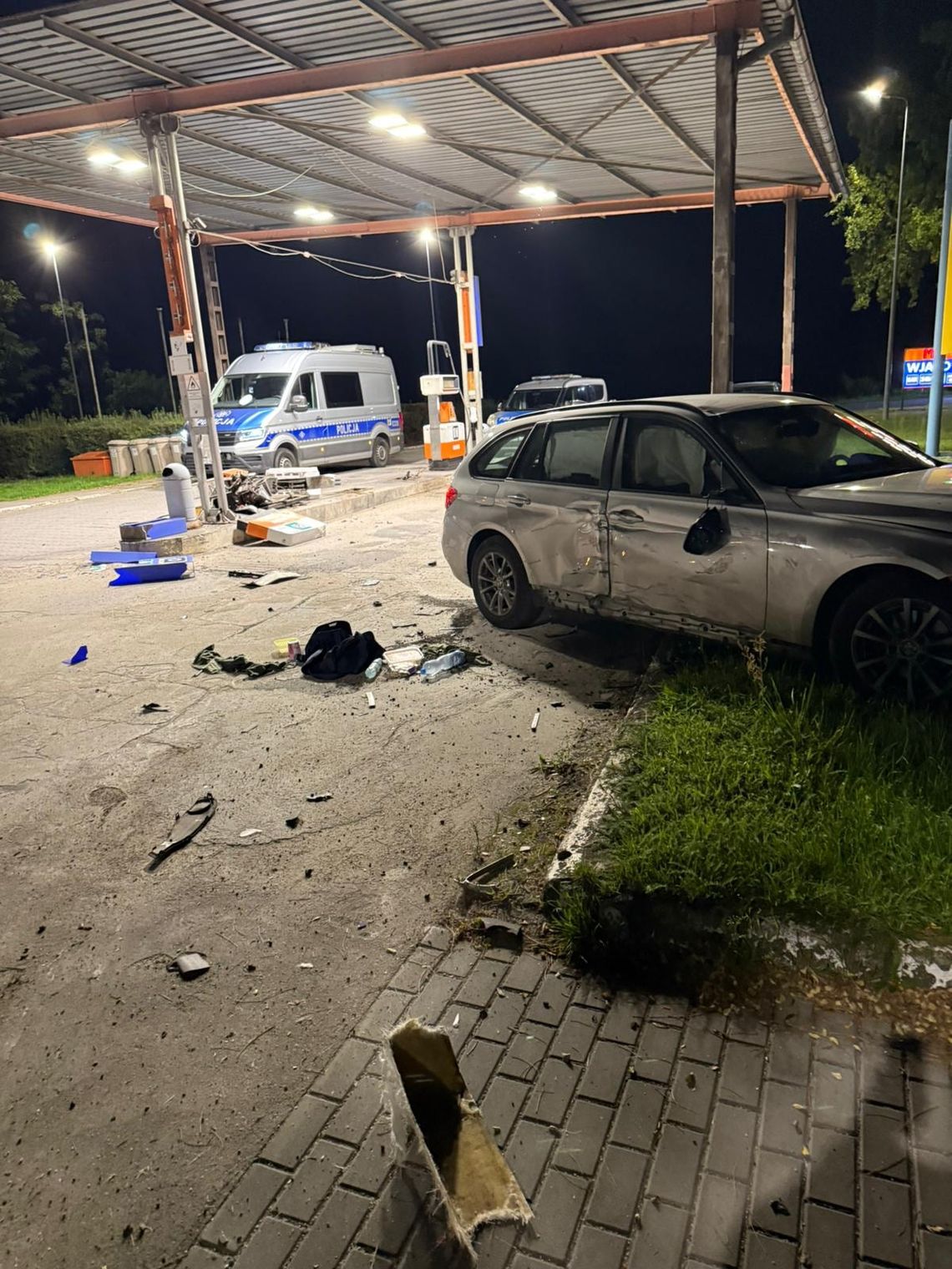 Pijany 21-latek staranował dystrybutor na stacji paliw