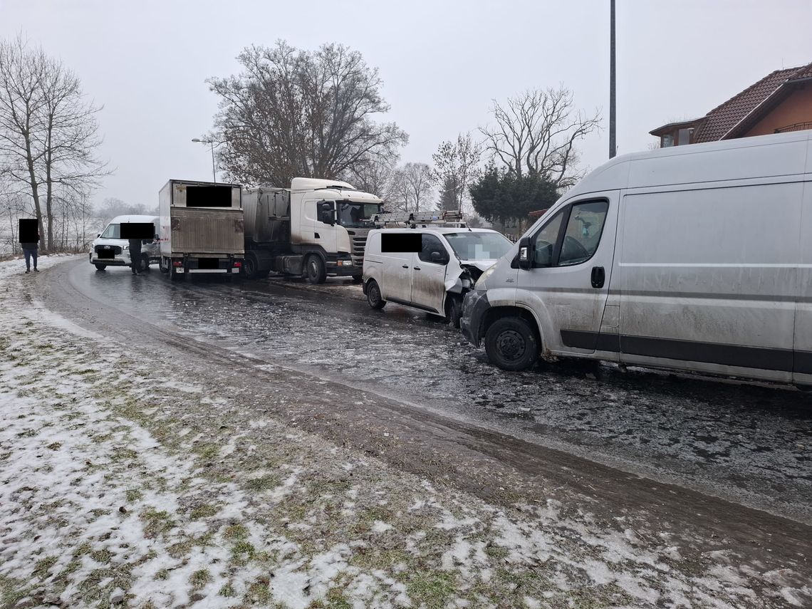 Policja Lubań: Uwaga kierowcy - trzy kolizje na drodze 2273D