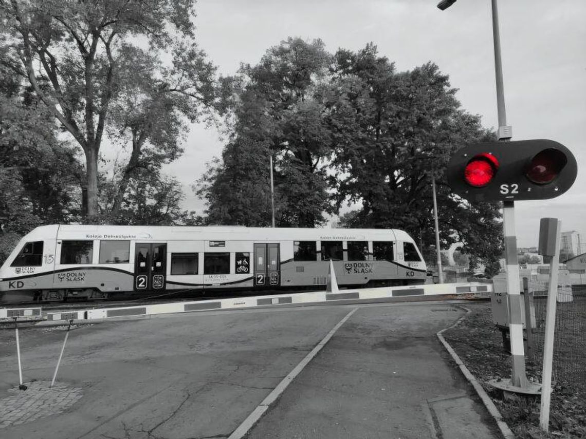 Policja przypomina o zasadach obowiązujących na przejeździe kolejowym Policja przypomina o zasadach obowiązujących na przejeździe kolejowym