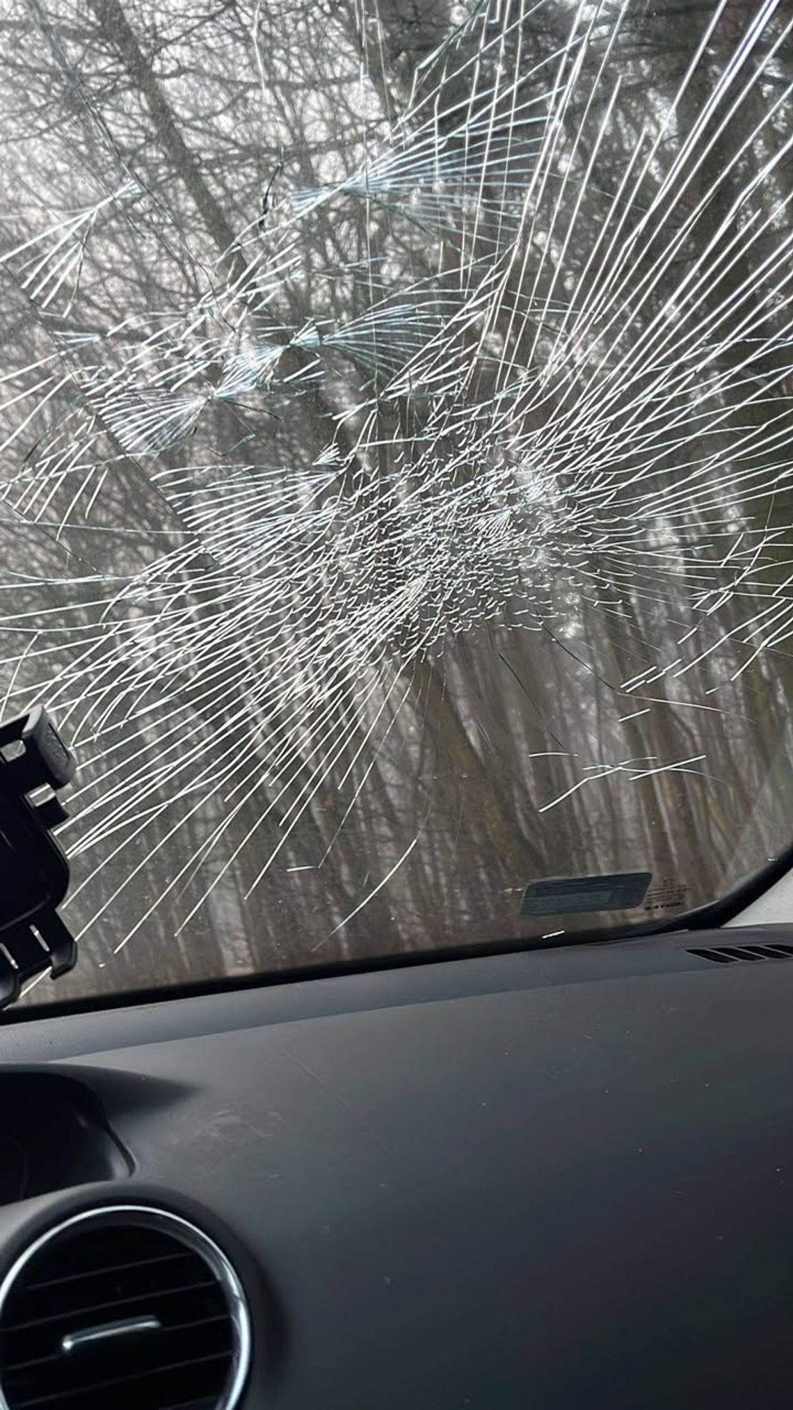 Policja Zielona Góra: tafla lodu spadła na samochód osobowy podczas jazdy