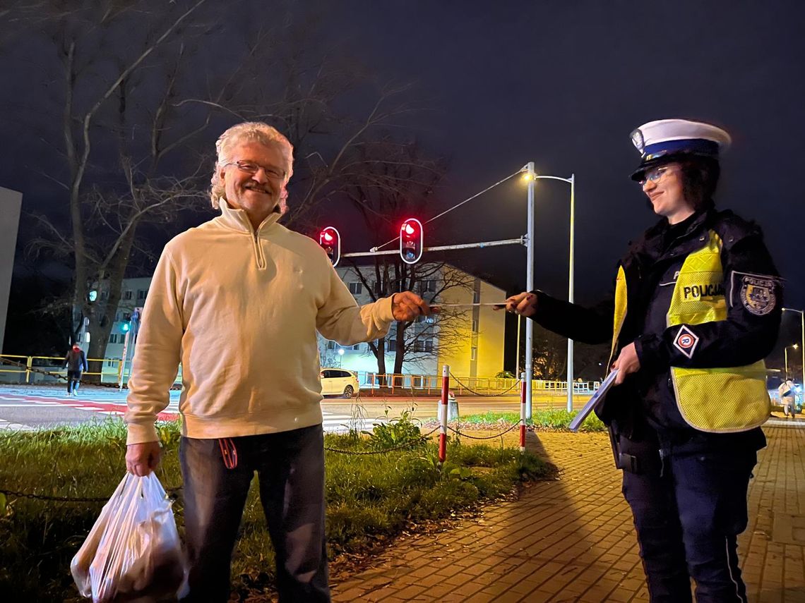 Policjanci rozdają odblaski seniorom w Zielonej Górze Policjanci rozdają odblaski seniorom w Zielonej Górze