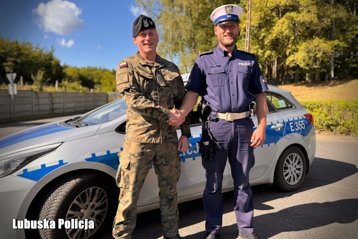 Policjant i żołnierz po służbie ujęli pijanego kierowcę
