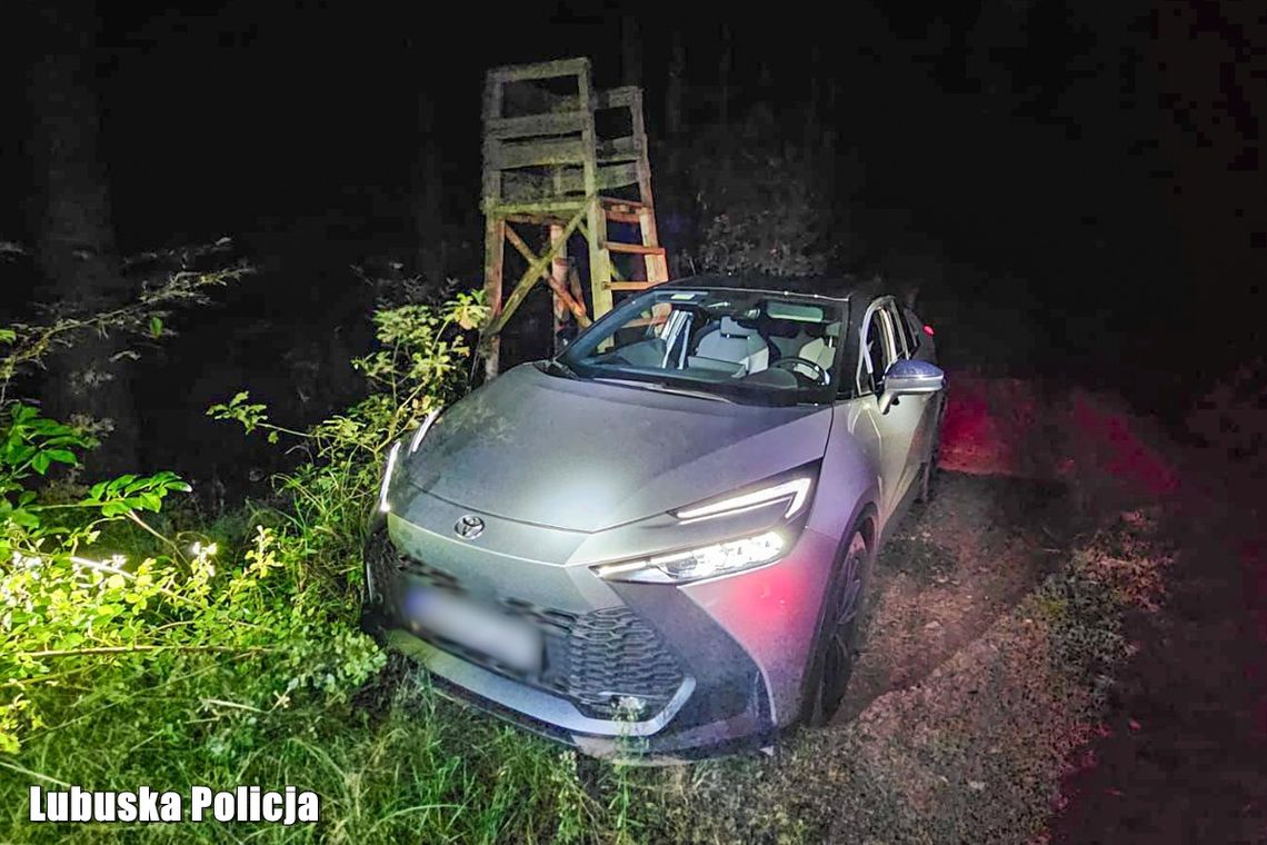 Policyjny pościg za skradzioną Toyotą.