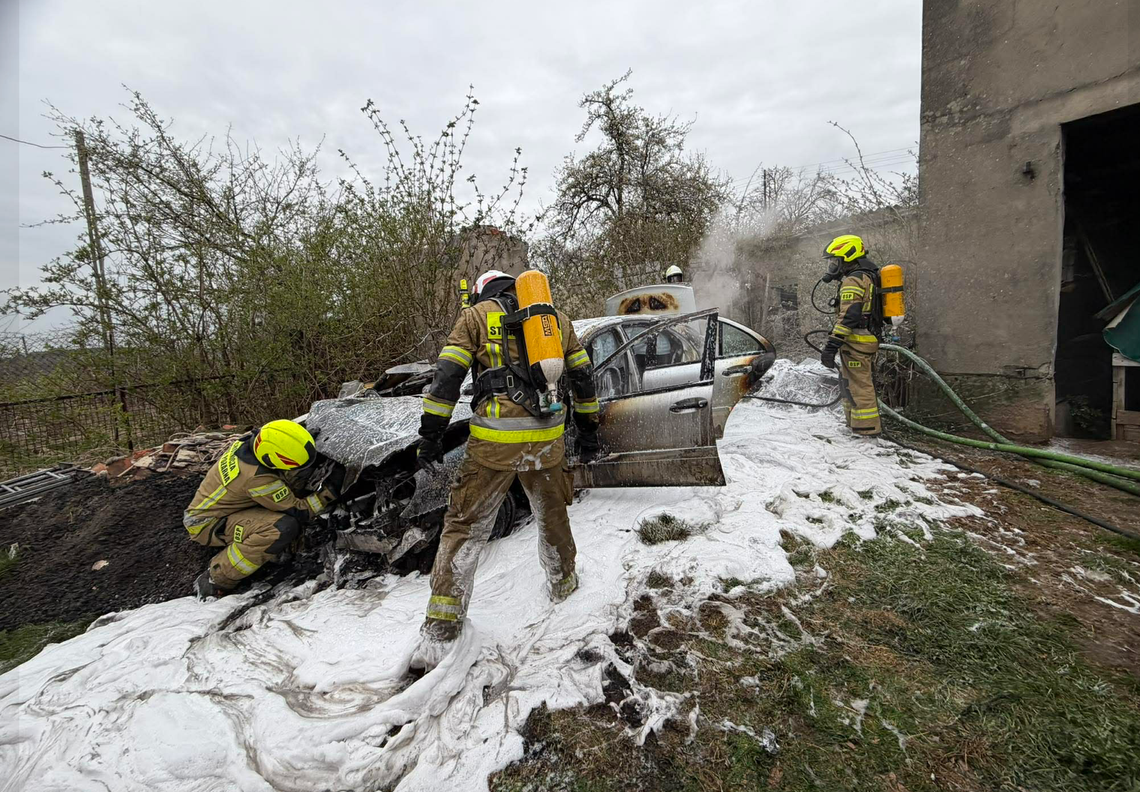 Pożar samochodu osobowego w Radzimowie Dolnym