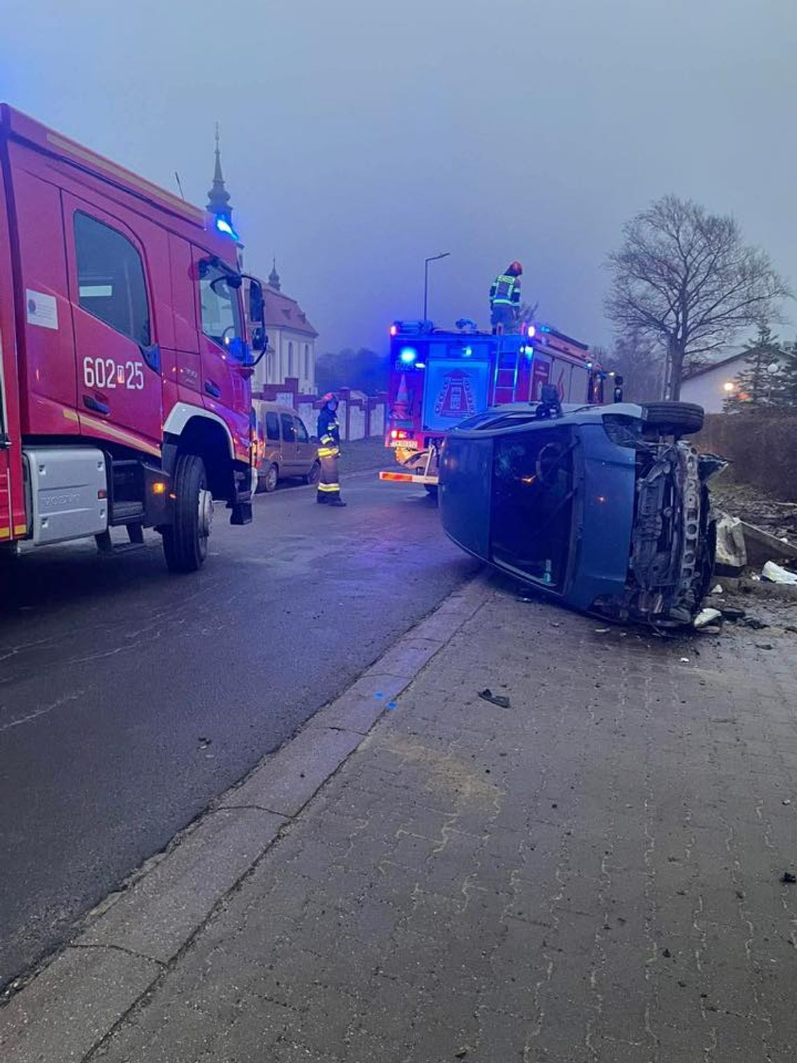 Samochód osobowy przewrócił się na bok w Działoszynie Samochód osobowy przewrócił się na bok w Działoszynie