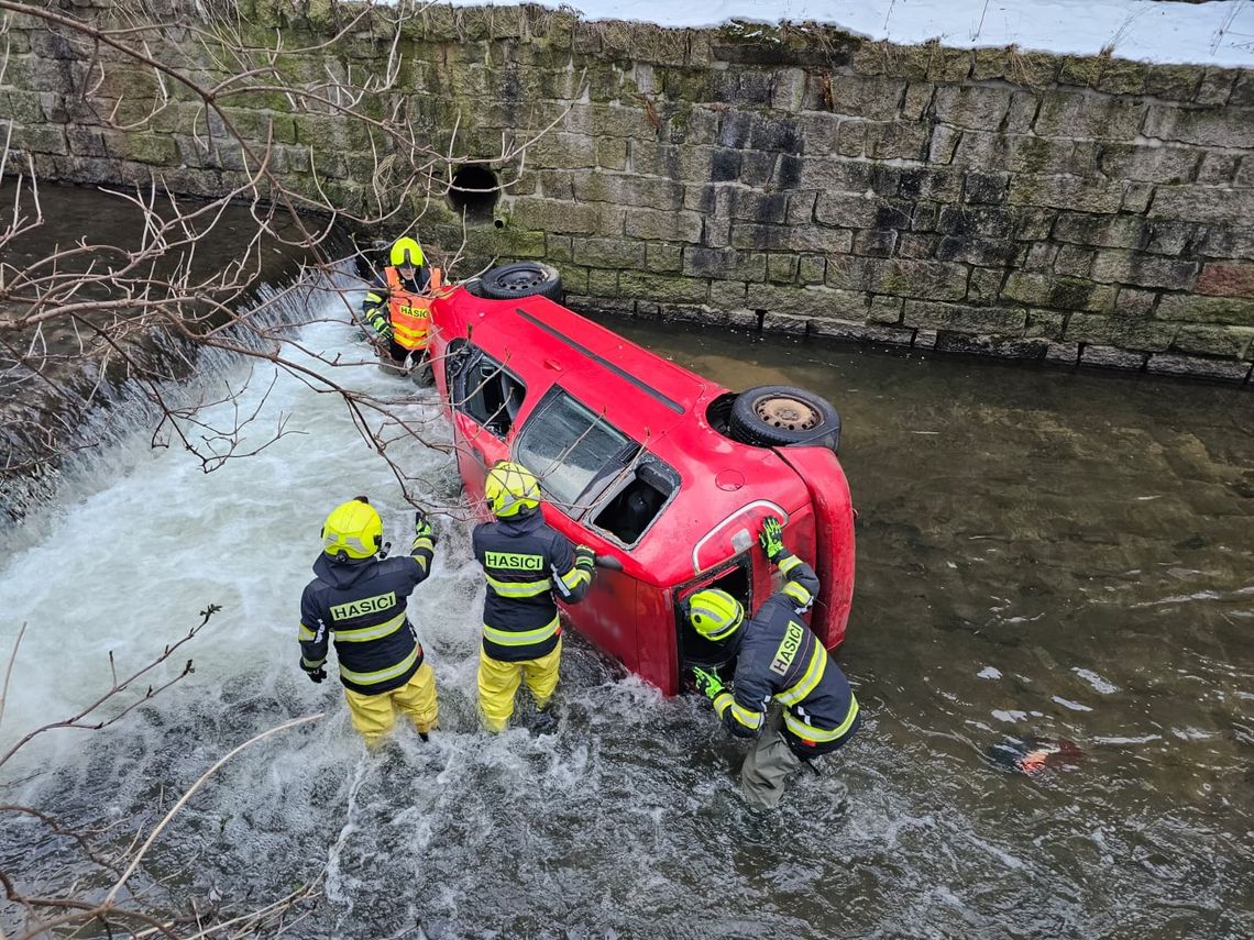 Samochód osobowy wpadł do Nysy Łużyckiej
