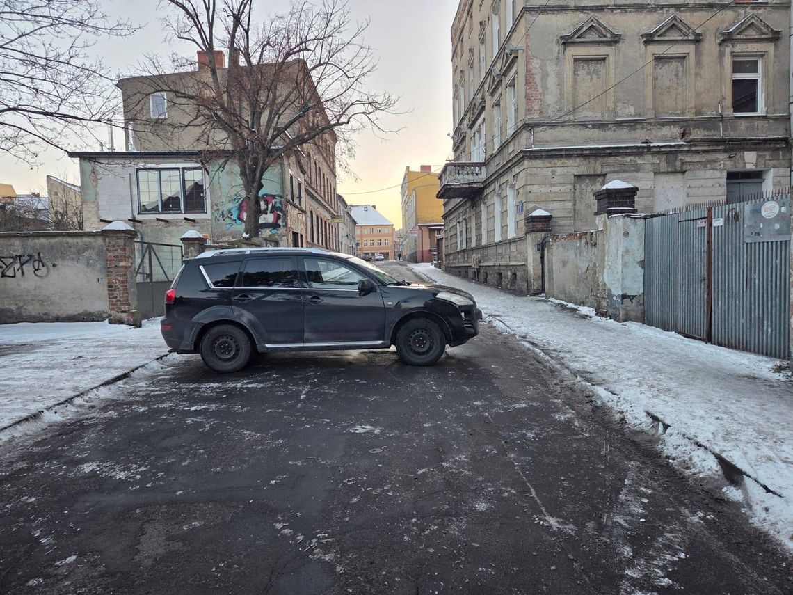 Straż Miejska w Żarach: tak nie parkujemy!