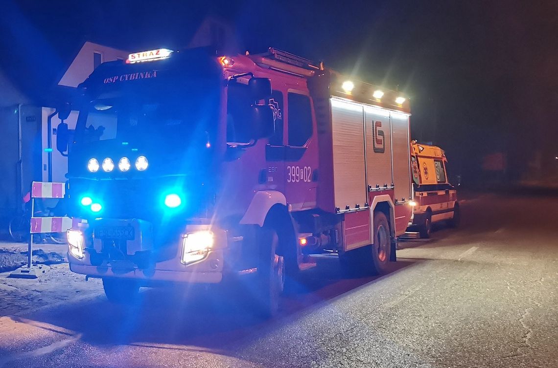 Strażacy pomogli w transporcie pacjenta do karetki