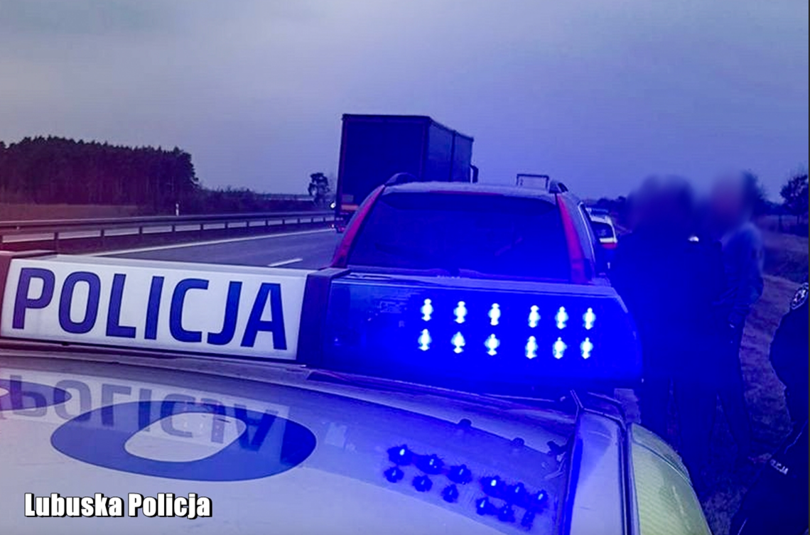 Świebodzin: dwóch mężczyzn pieszo na autostradzie...