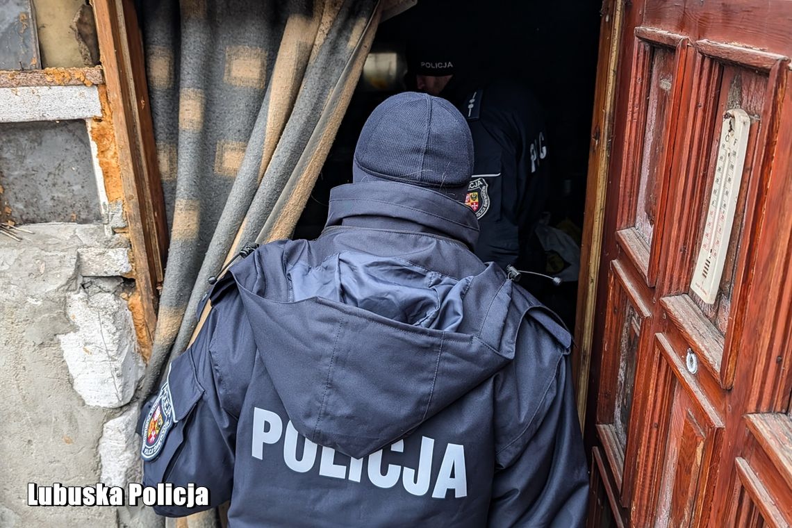 Świebodzin: policjanci pomogli wyziębionemu mężczyźnie