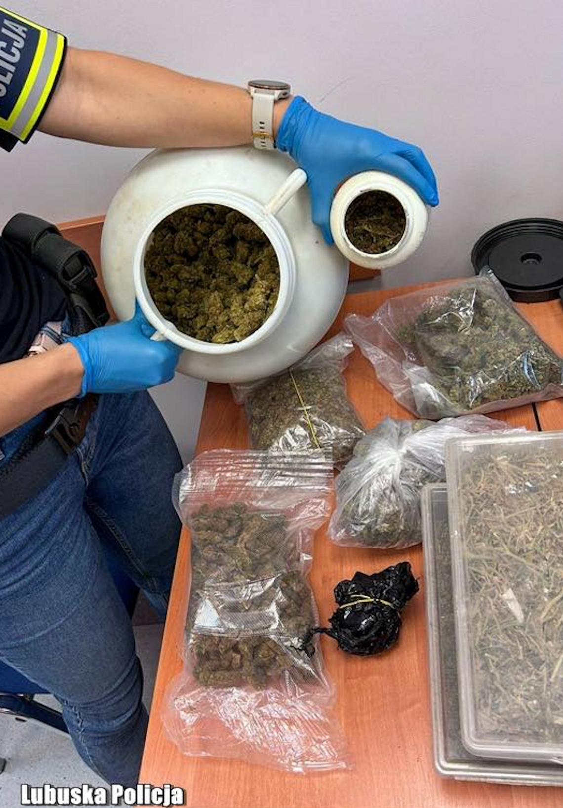 Szprotawa: 38-latek zatrzymany. Kryminalni zabezpieczyli ponad dwa kilogramy narkotyków